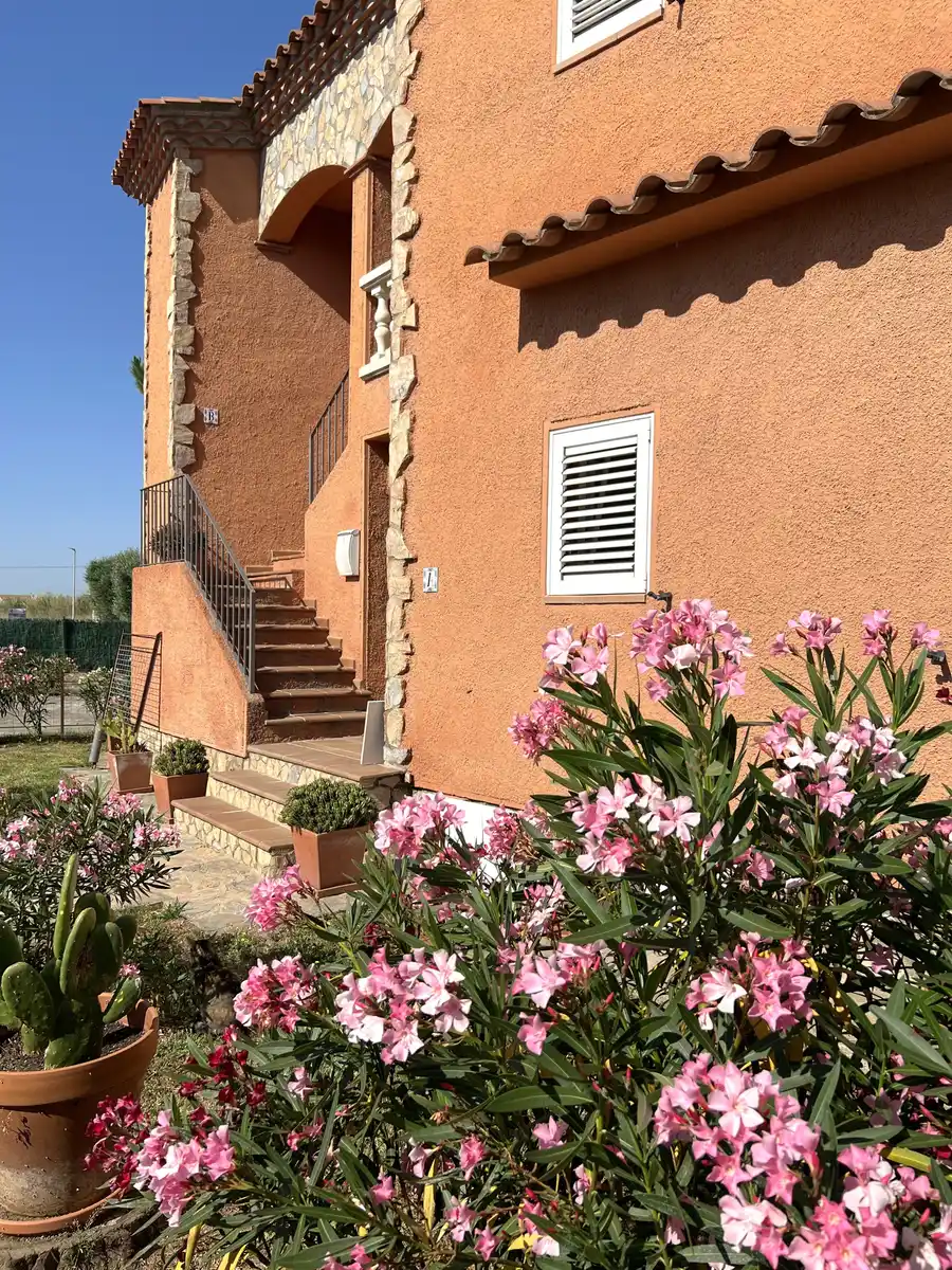 Piso de dos habitaciones totalmente exterior en Torroella de Fluvià, alt Empordà.