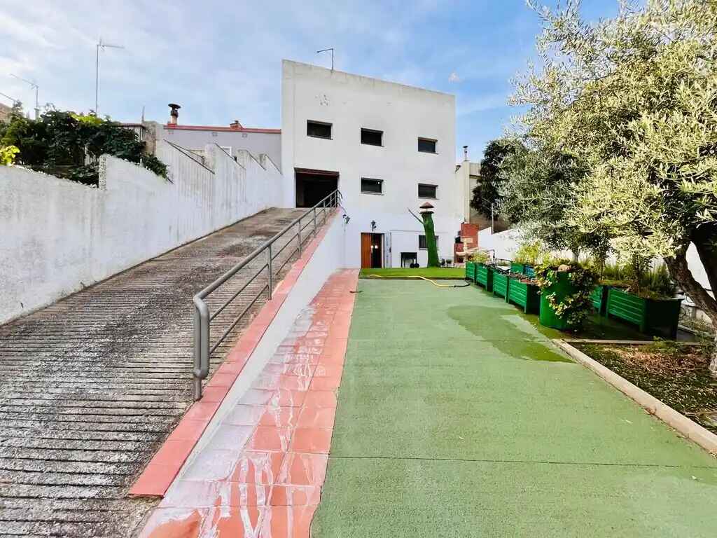 Figueres.Edificio en Venta (C/Empordà).