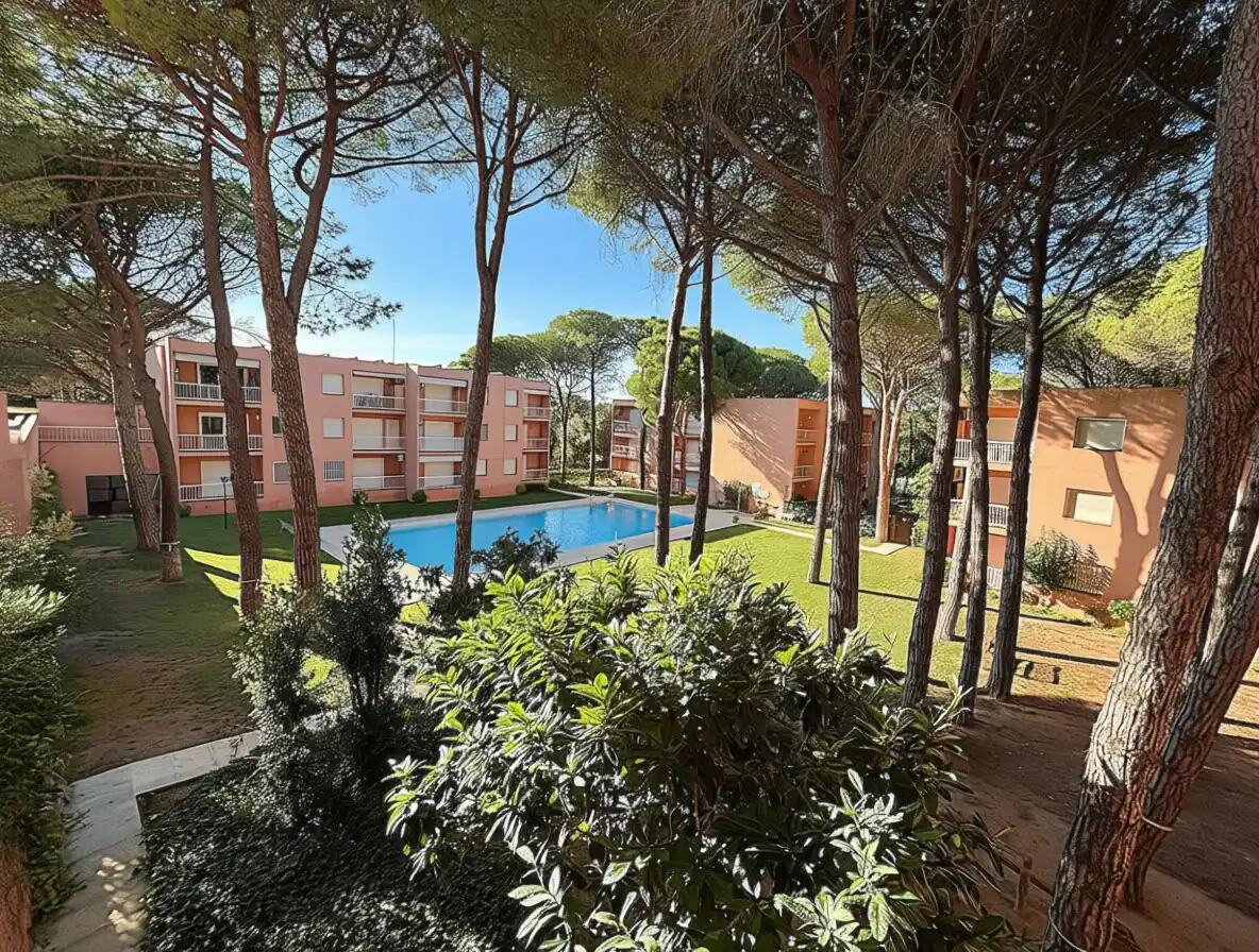 Estudio en Pals con piscina comunitaria a 2 km de la playa.
