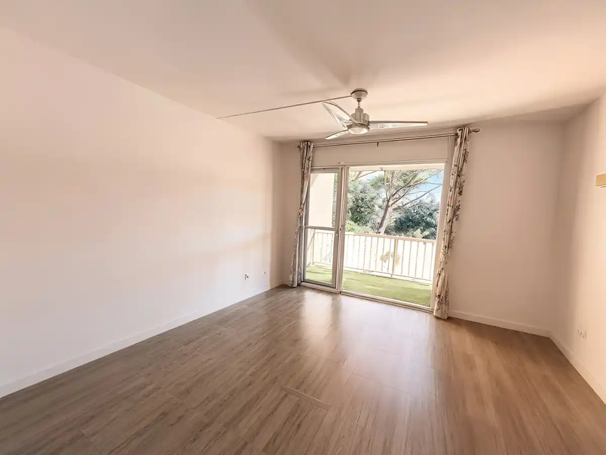 Estudio en Pals con piscina comunitaria a 2 km de la playa.