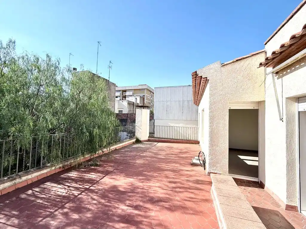 Casa señorial en venta , Figueres, zona Poble Nou.