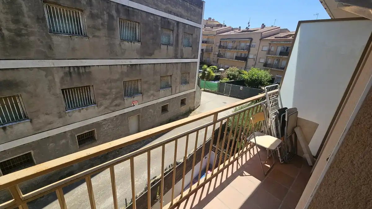 Estudio en venta en Figueres con plaza de aparcamiento incluida, ideal para inversores.