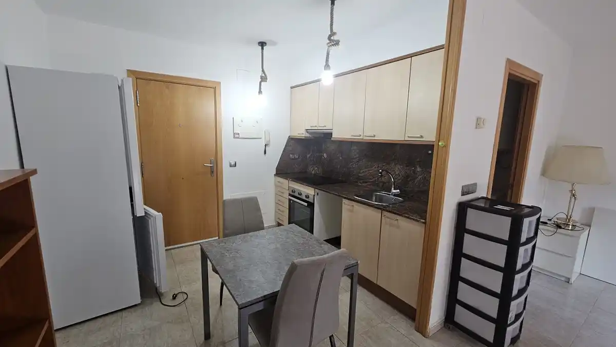 Estudio en venta en Figueres con plaza de aparcamiento incluida, ideal para inversores.