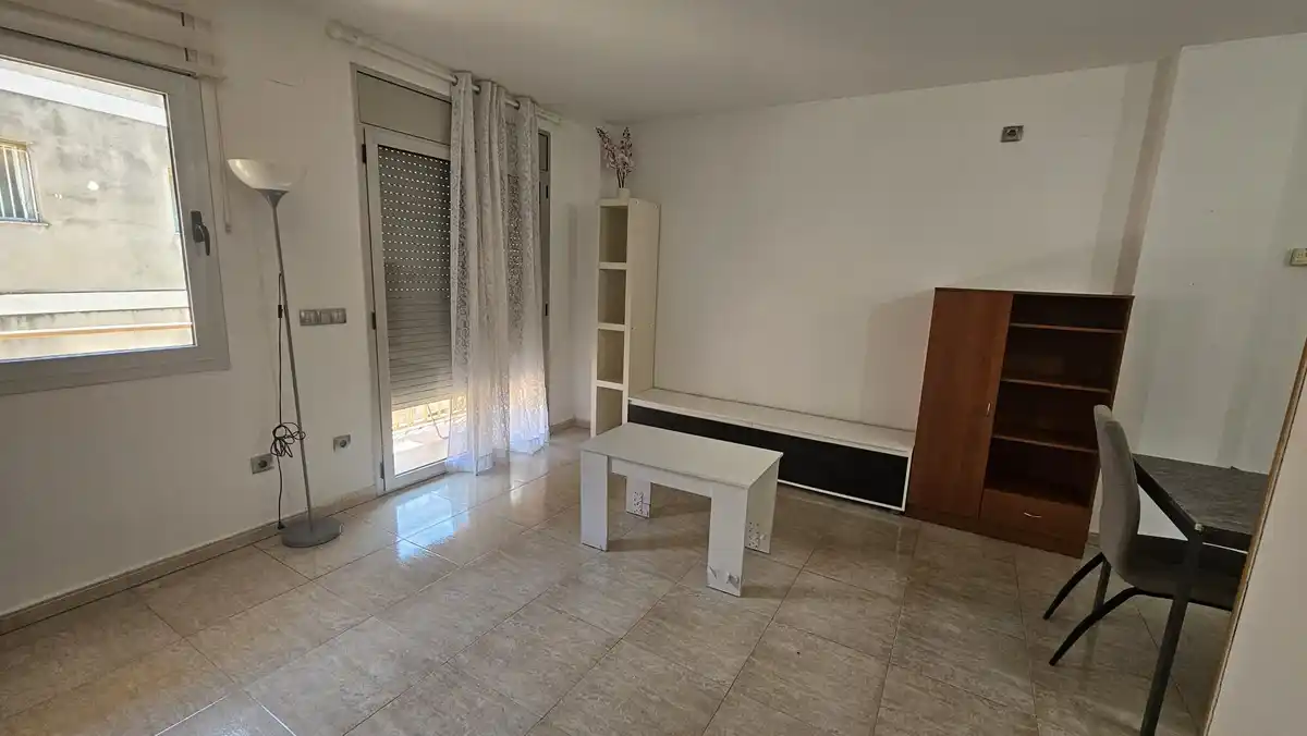 Estudio en venta en Figueres con plaza de aparcamiento incluida, ideal para inversores.