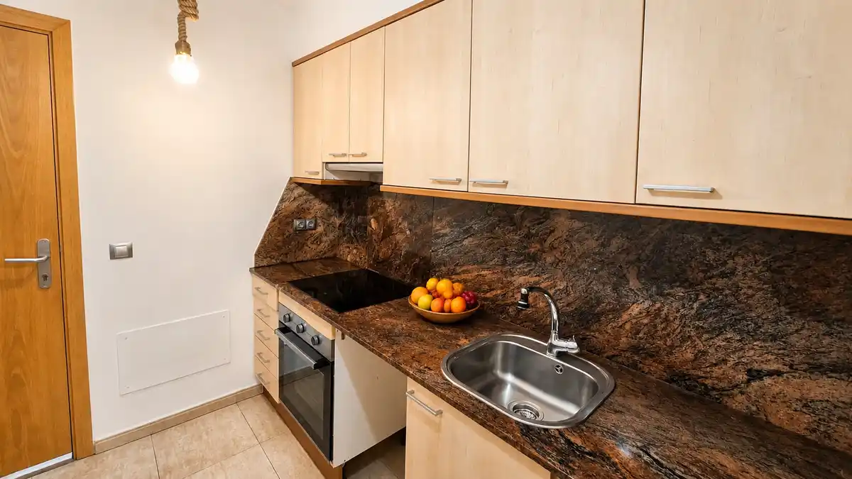 Estudio en venta en Figueres con plaza de aparcamiento incluida, ideal para inversores.