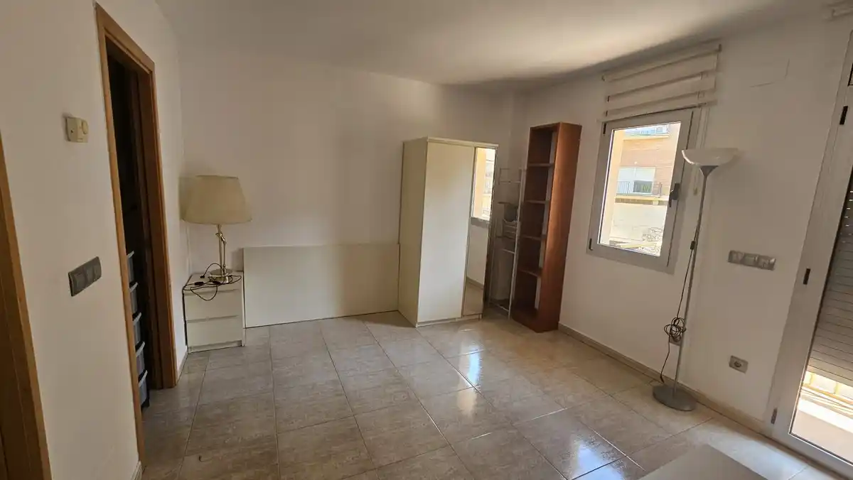 Estudio en venta en Figueres con plaza de aparcamiento incluida, ideal para inversores.