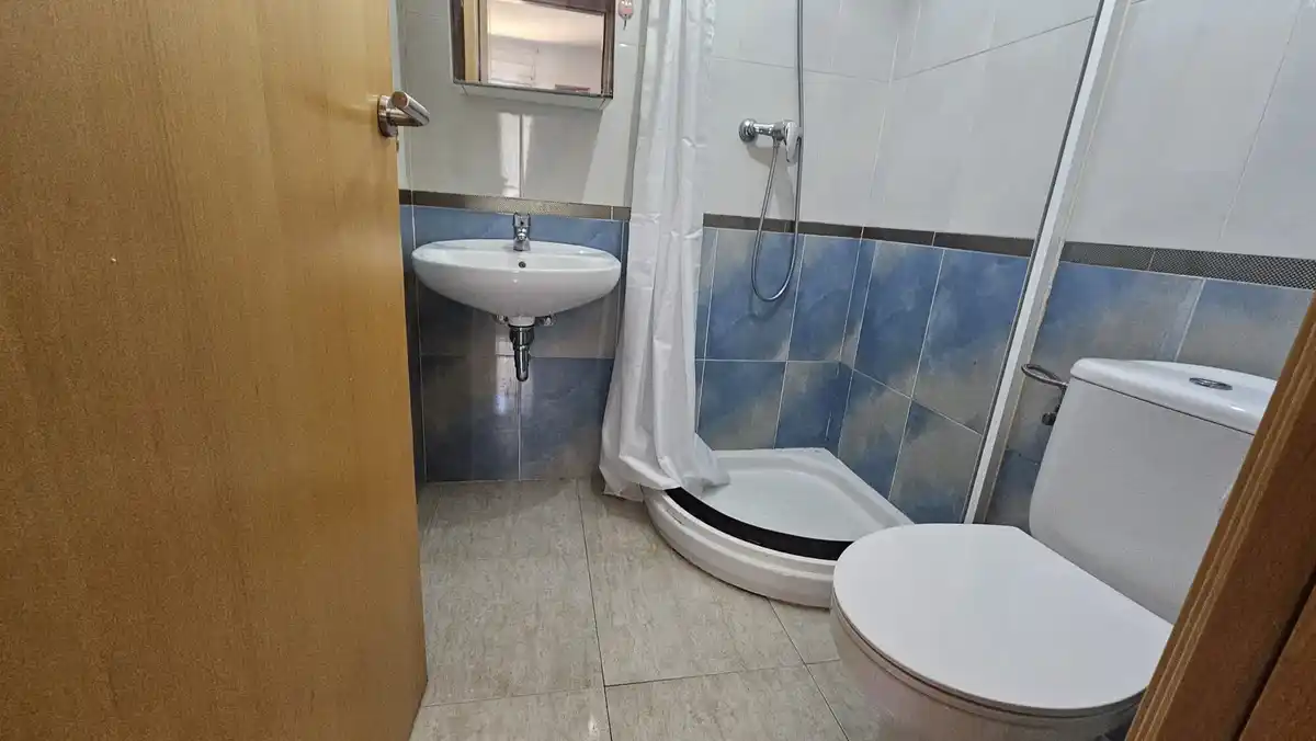 Estudio en venta en Figueres con plaza de aparcamiento incluida, ideal para inversores.