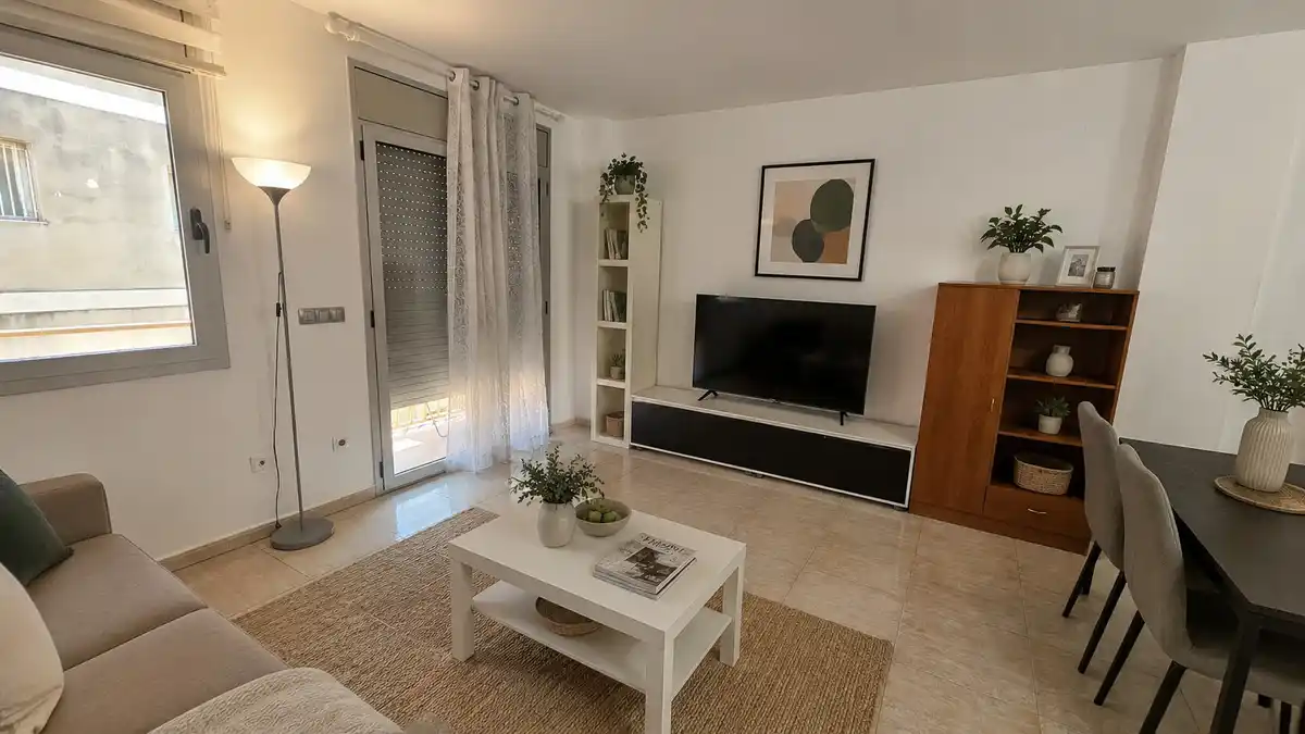 Estudio en venta en Figueres con plaza de aparcamiento incluida, ideal para inversores.
