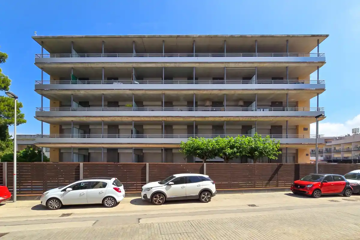 Apartamento en Salatar con vista parcial al mar, gran terraza y aparcamiento privado.
