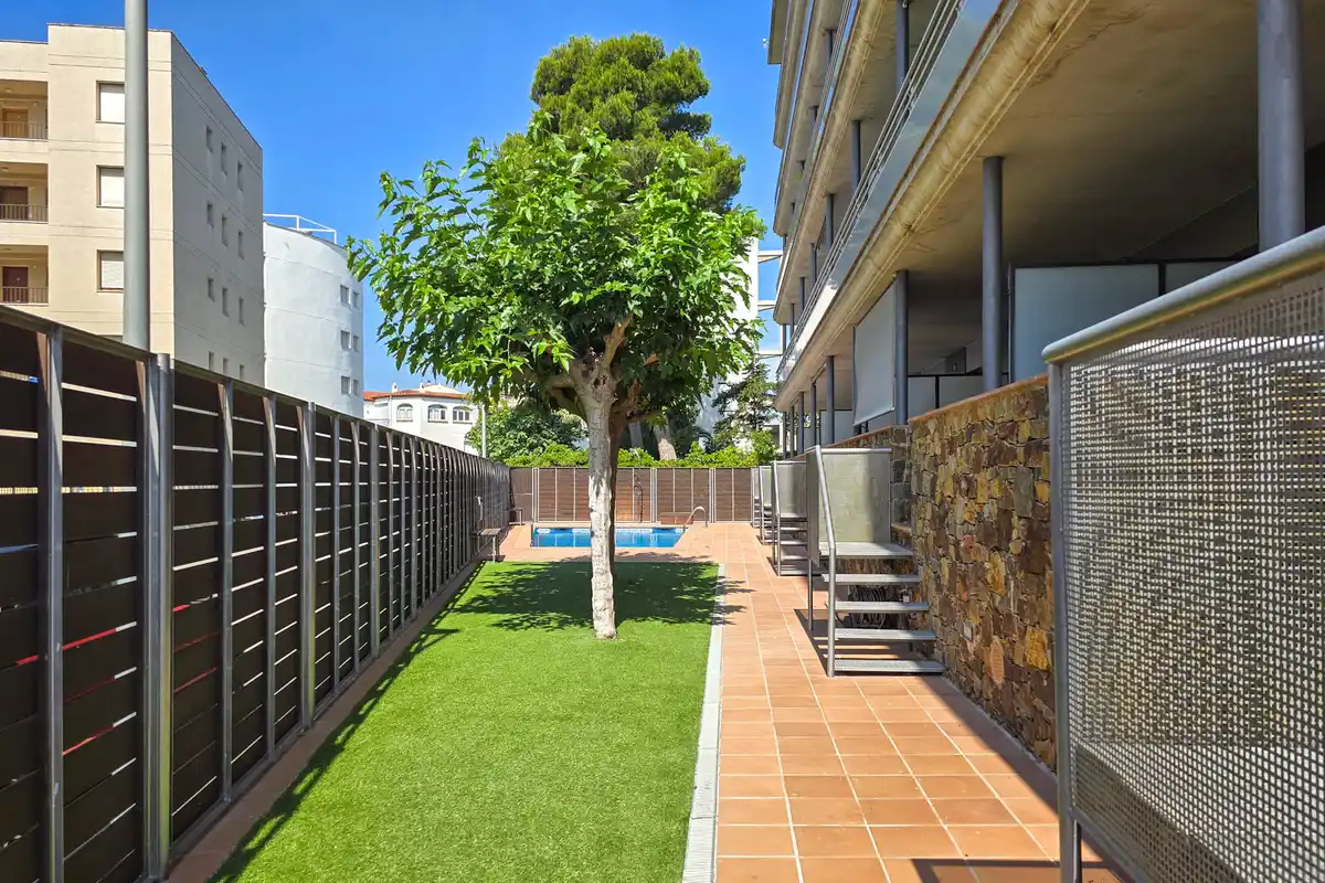 Apartamento en Salatar con vista parcial al mar, gran terraza y aparcamiento privado.
