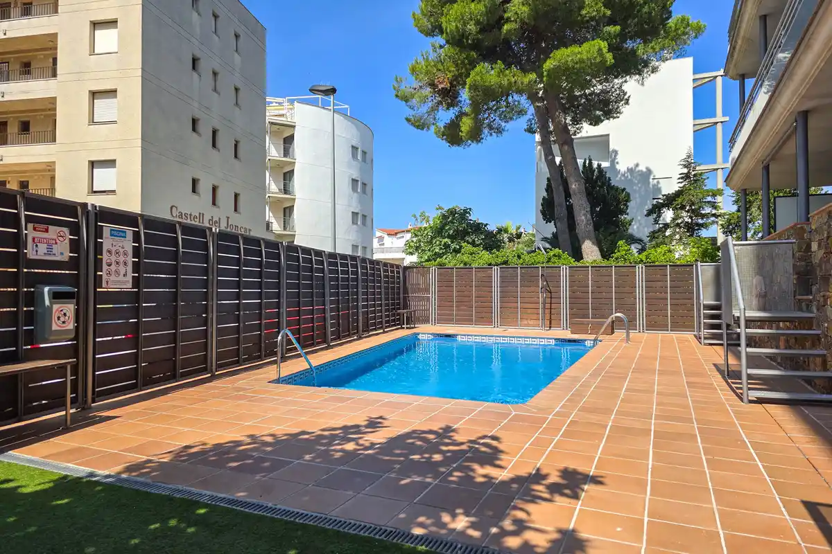 Apartamento en Salatar con vista parcial al mar, gran terraza y aparcamiento privado.