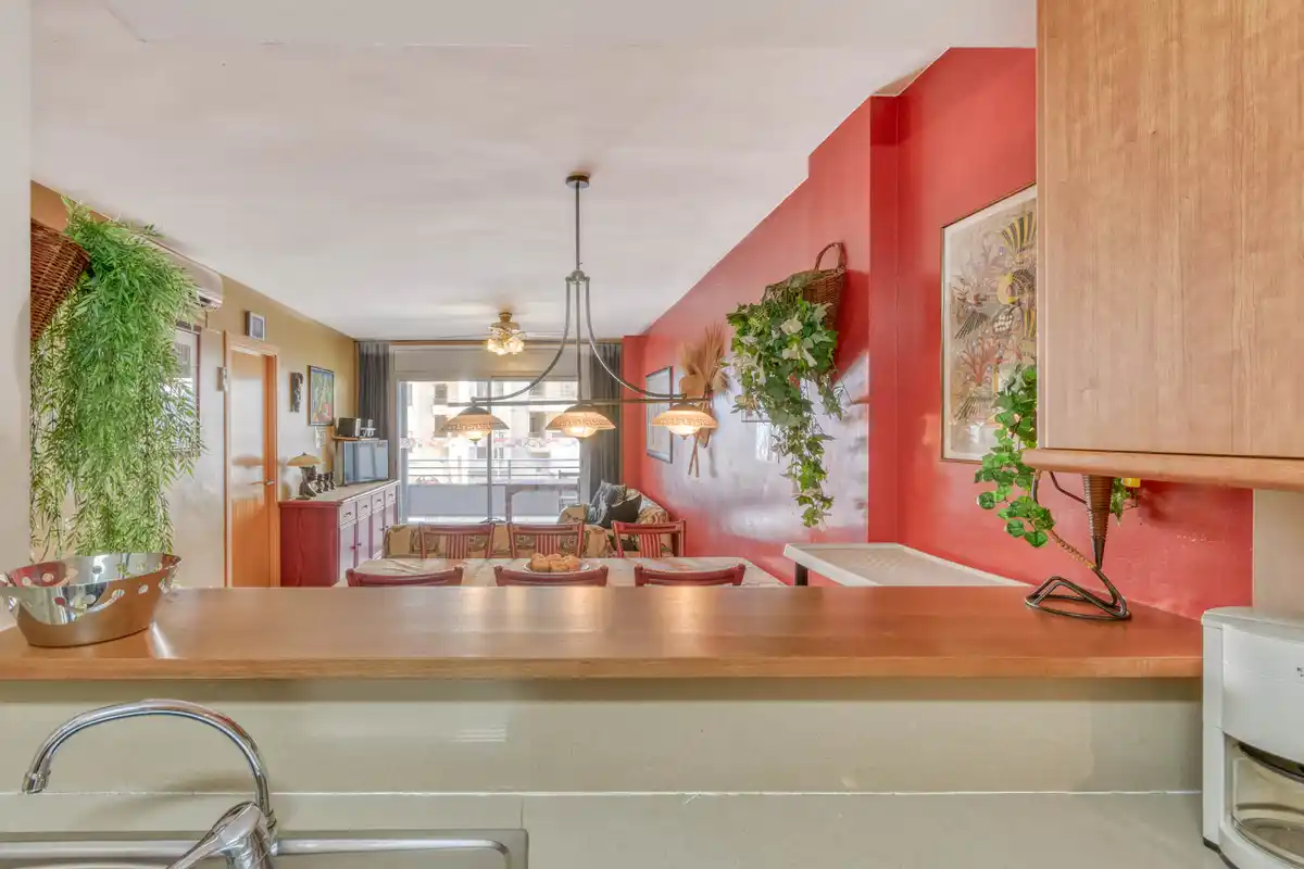 Apartamento en Salatar con vista parcial al mar, gran terraza y aparcamiento privado.