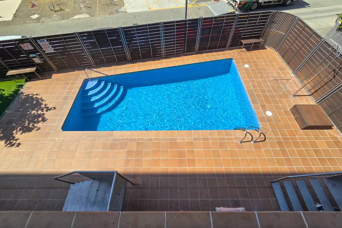 Apartamento en Salatar con vista parcial al mar, gran terraza y aparcamiento privado.