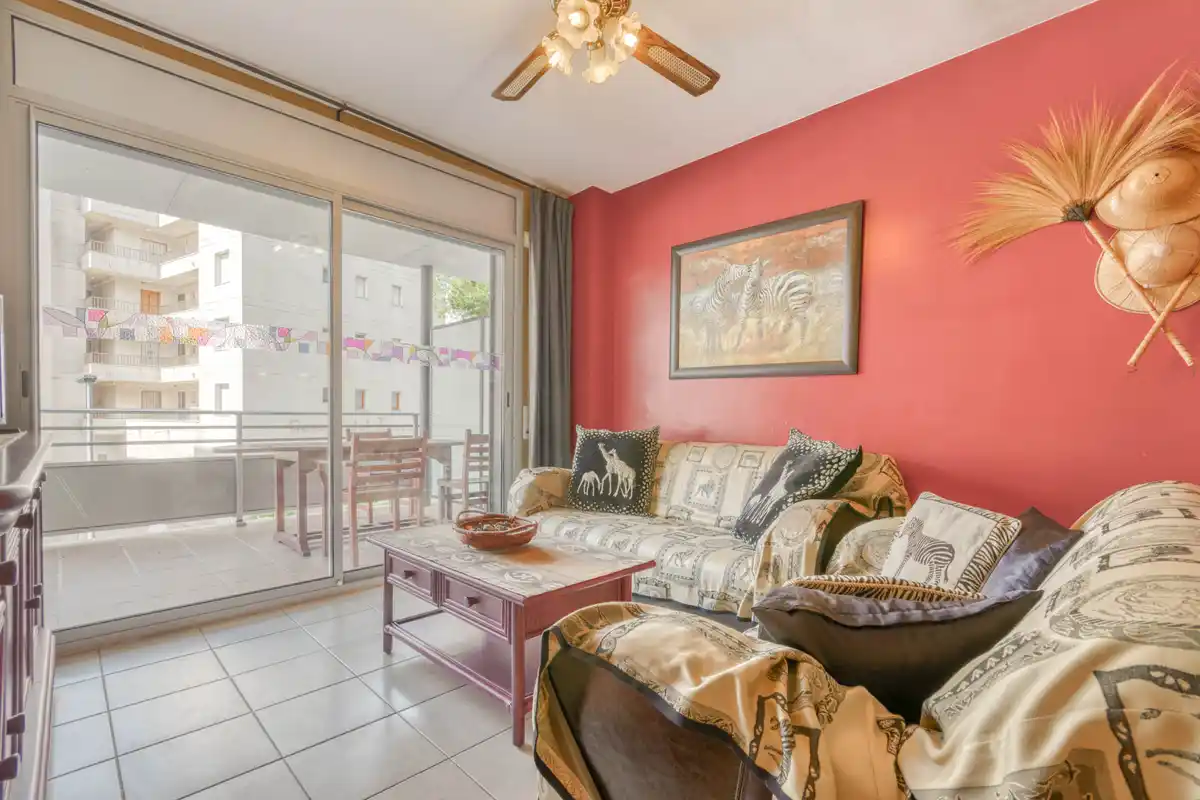 Apartamento en Salatar con vista parcial al mar, gran terraza y aparcamiento privado.