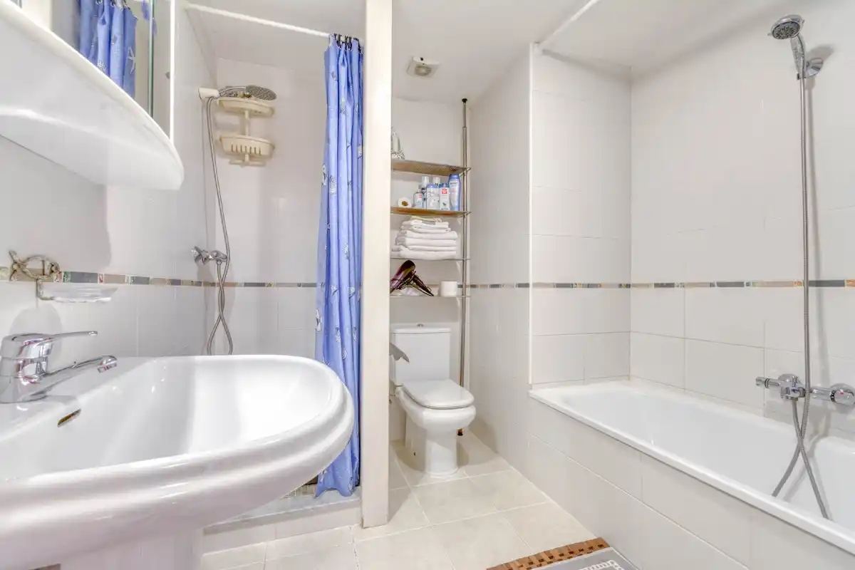 Apartamento en Salatar con vista parcial al mar, gran terraza y aparcamiento privado.