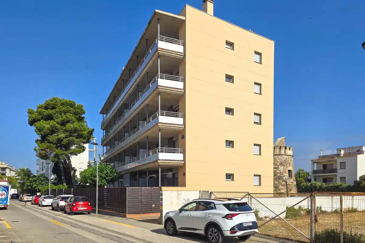 Apartamento en Salatar con vista parcial al mar, gran terraza y aparcamiento privado.