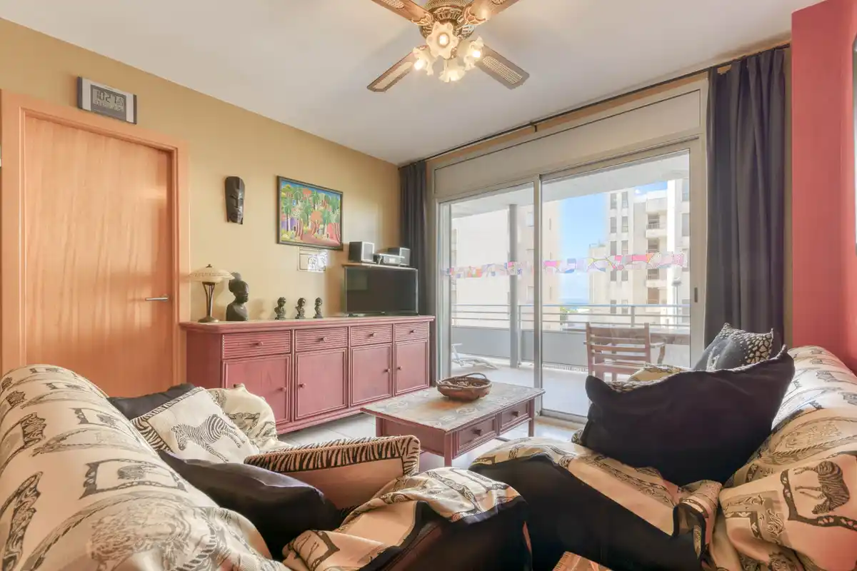 Apartamento en Salatar con vista parcial al mar, gran terraza y aparcamiento privado.
