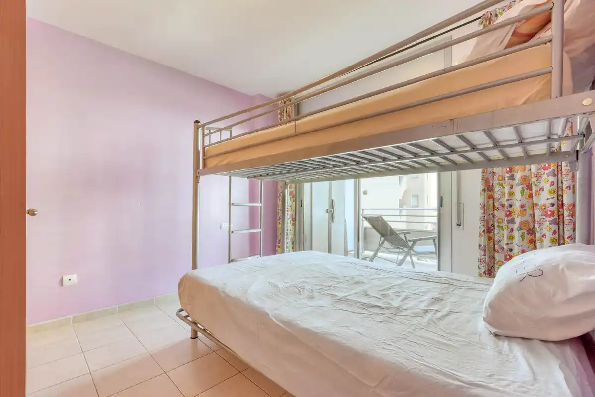 Apartamento en Salatar con vista parcial al mar, gran terraza y aparcamiento privado.