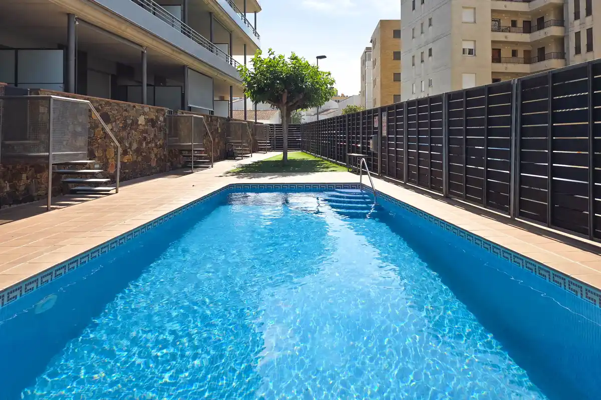 Apartamento en Salatar con vista parcial al mar, gran terraza y aparcamiento privado.