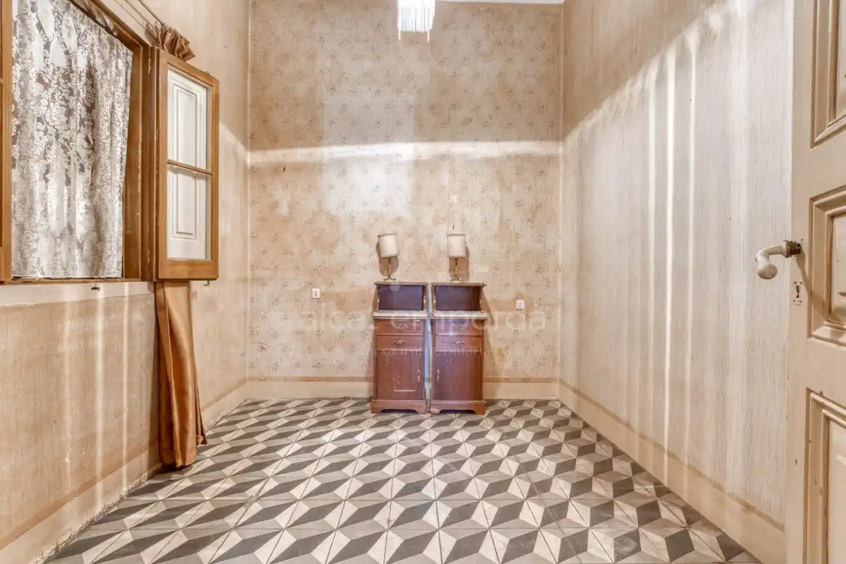 FIGUERES.Edificio ideal para pequeño hotel, centro comercial,  o edificación de apartamentos. Figueres Centro. Disponemos de un resumen del planeamiento vigente (PGOU).