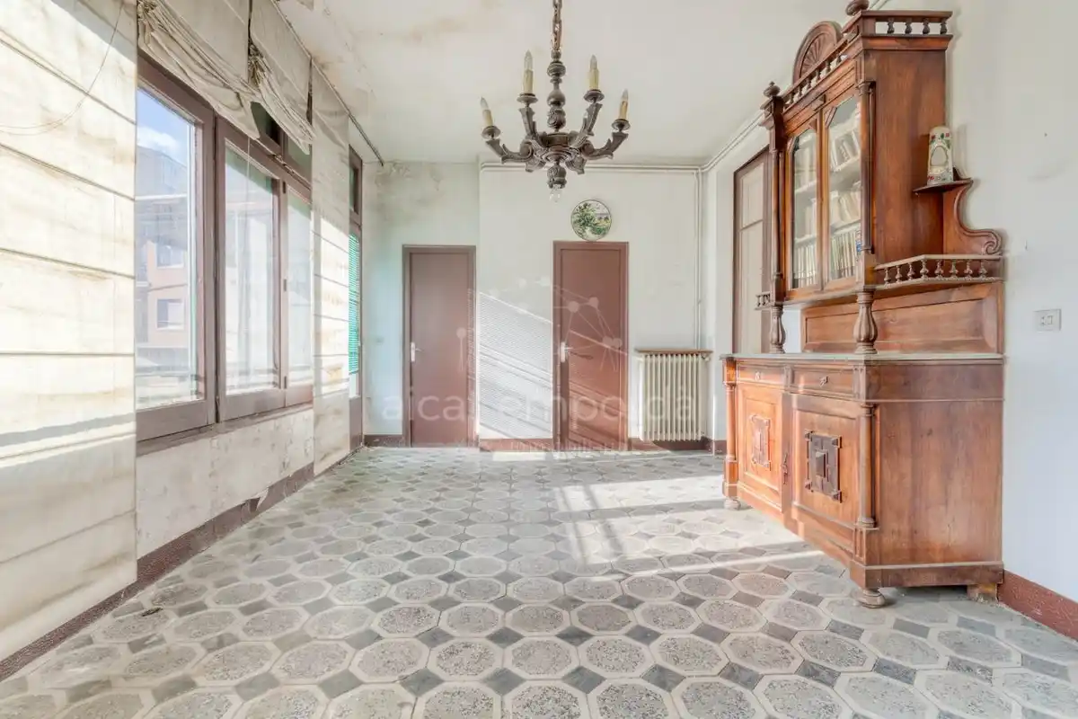 FIGUERES.Edificio ideal para pequeño hotel, centro comercial,  o edificación de apartamentos. Figueres Centro. Disponemos de un resumen del planeamiento vigente (PGOU).