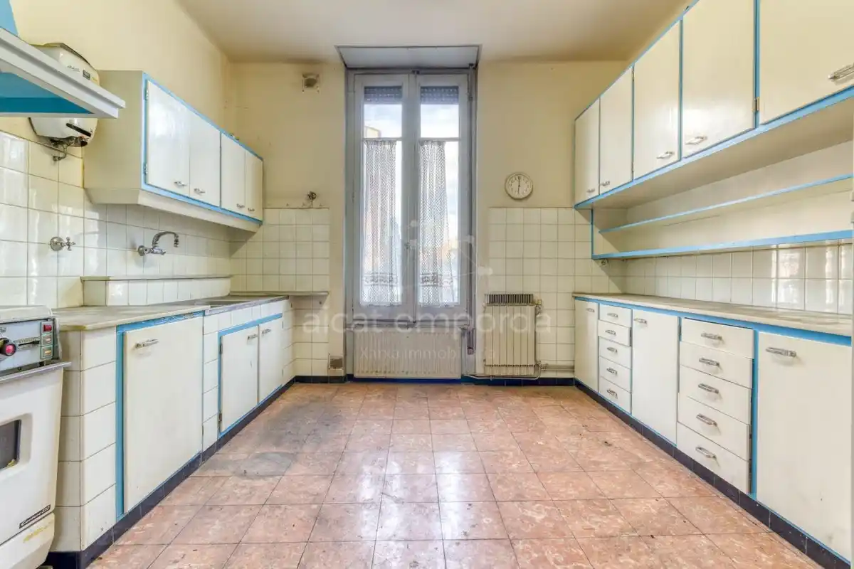 FIGUERES.Edificio ideal para pequeño hotel, centro comercial,  o edificación de apartamentos. Figueres Centro. Disponemos de un resumen del planeamiento vigente (PGOU).