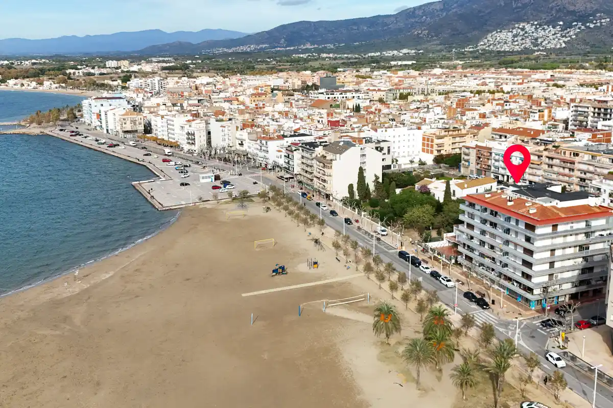 En Primera linea de mar. Avda de Rhode (Roses).