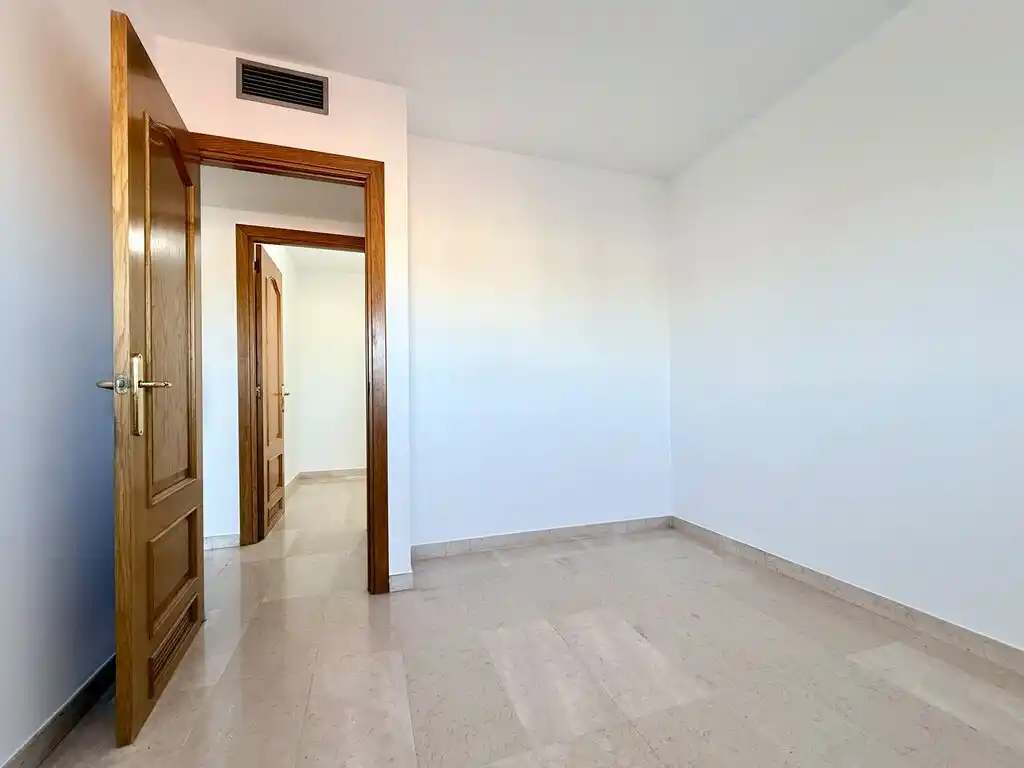 Piso amplio, luminoso y listo para entrar a vivir en Figueres (Avda. Salvador Dalí i Domènech)