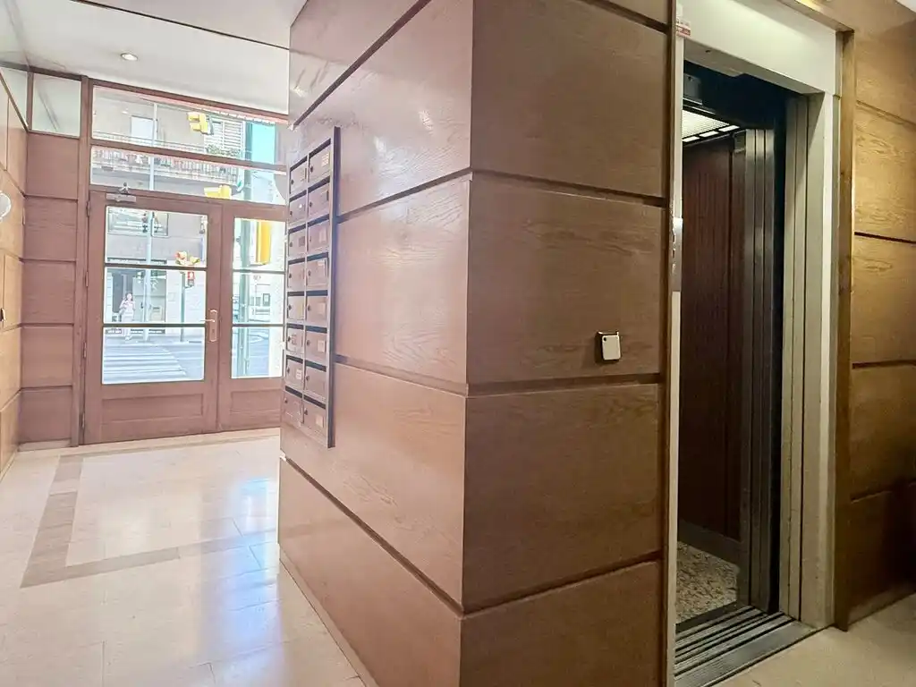 Piso amplio, luminoso y listo para entrar a vivir en Figueres (Avda. Salvador Dalí i Domènech)