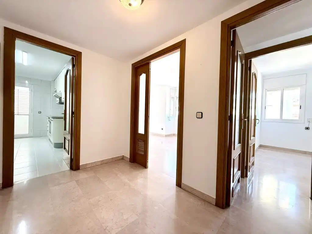 Piso amplio, luminoso y listo para entrar a vivir en Figueres (Avda. Salvador Dalí i Domènech)
