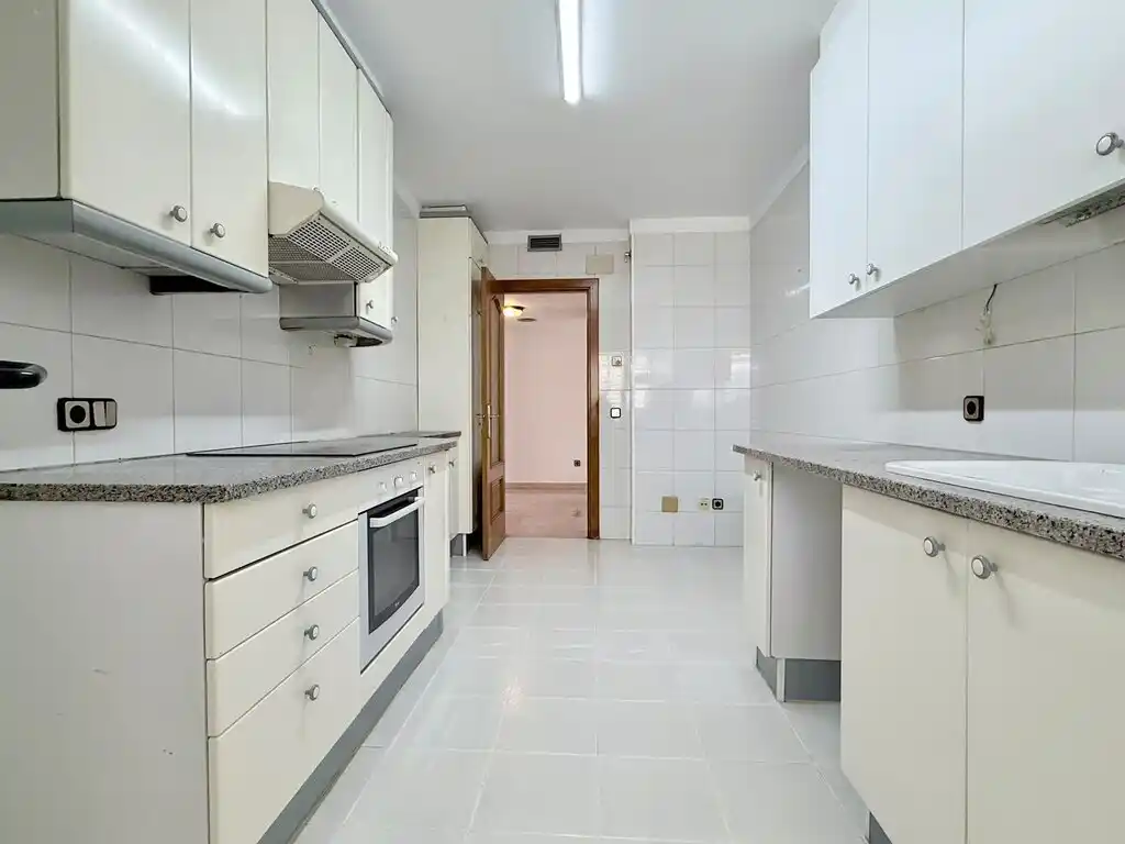 Piso amplio, luminoso y listo para entrar a vivir en Figueres (Avda. Salvador Dalí i Domènech)