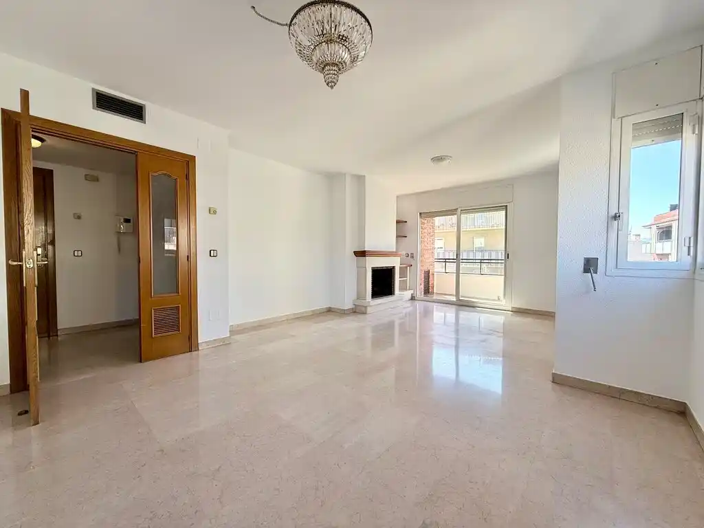 Piso amplio, luminoso y listo para entrar a vivir en Figueres (Avda. Salvador Dalí i Domènech)