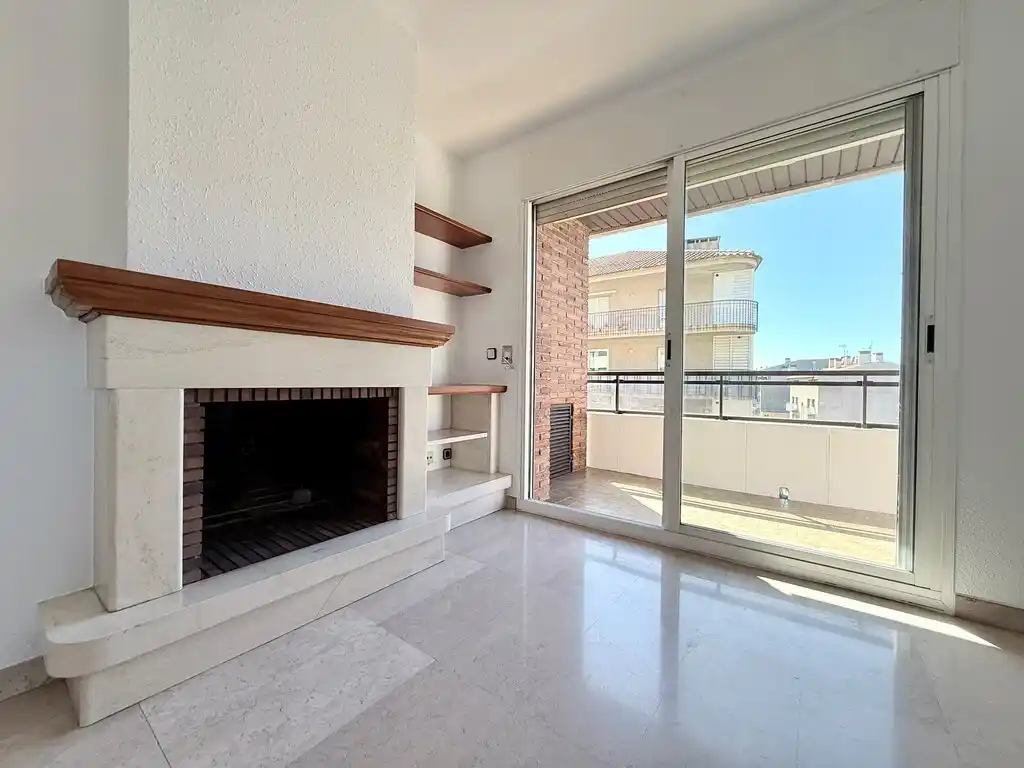 Piso amplio, luminoso y listo para entrar a vivir en Figueres (Avda. Salvador Dalí i Domènech)