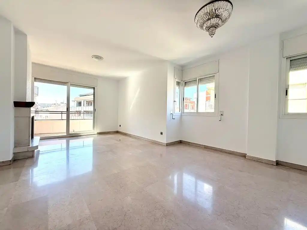 Piso amplio, luminoso y listo para entrar a vivir en Figueres (Avda. Salvador Dalí i Domènech)