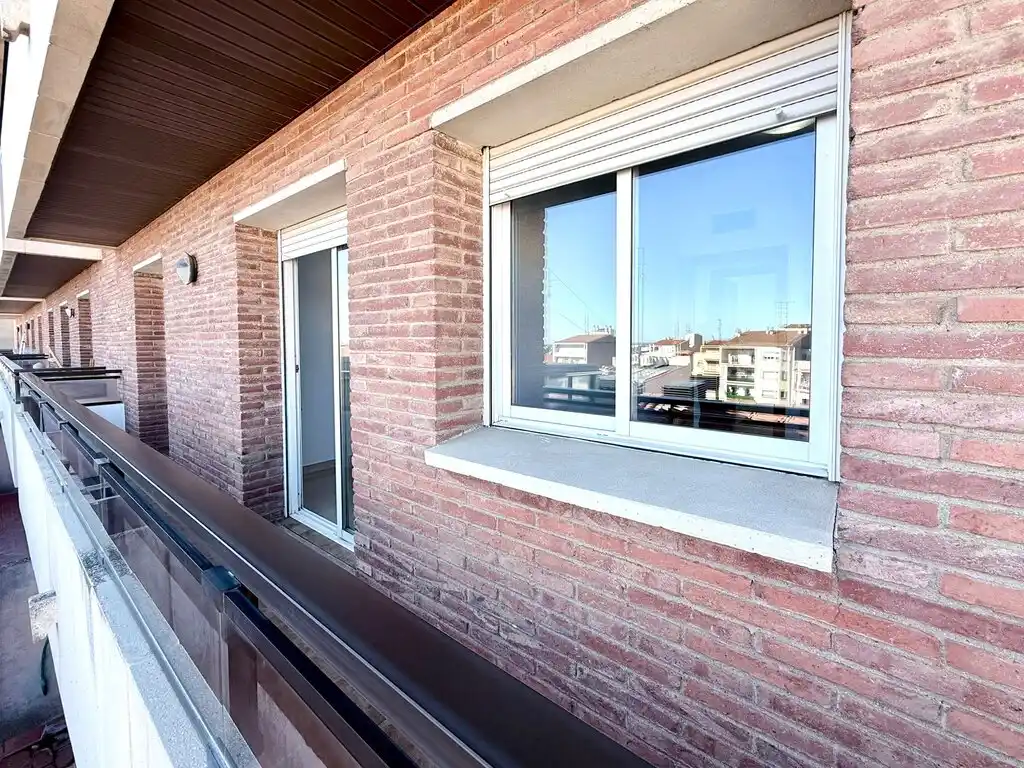 Piso amplio, luminoso y listo para entrar a vivir en Figueres (Avda. Salvador Dalí i Domènech)