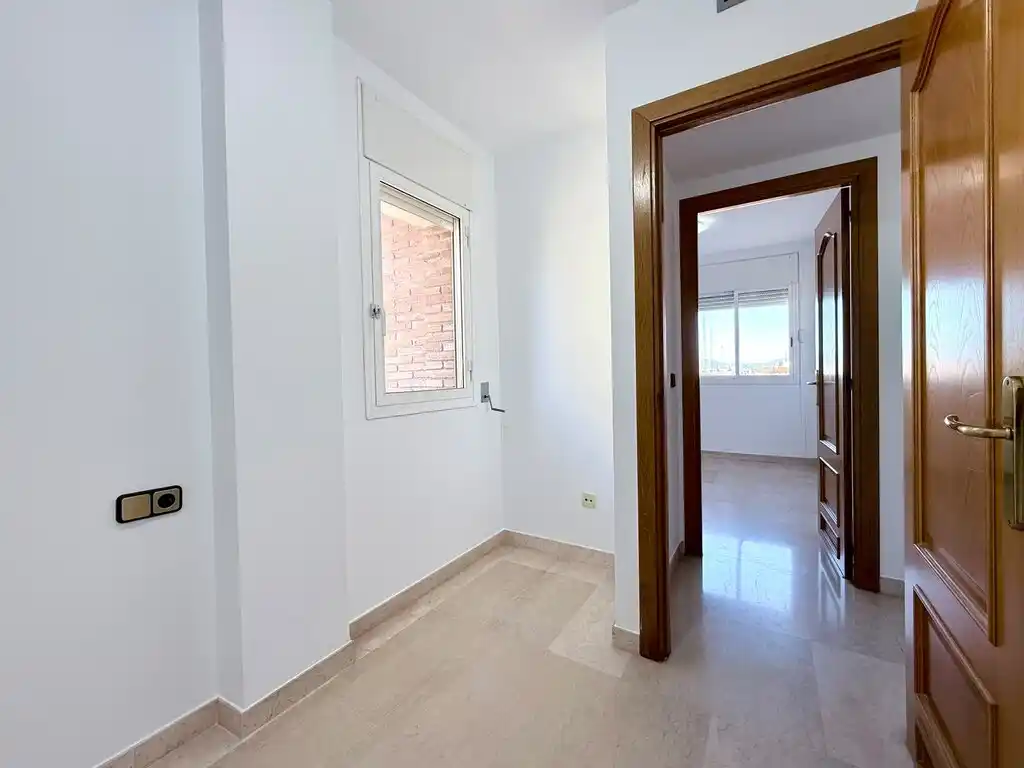 Piso amplio, luminoso y listo para entrar a vivir en Figueres (Avda. Salvador Dalí i Domènech)