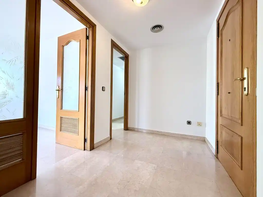 Piso amplio, luminoso y listo para entrar a vivir en Figueres (Avda. Salvador Dalí i Domènech)