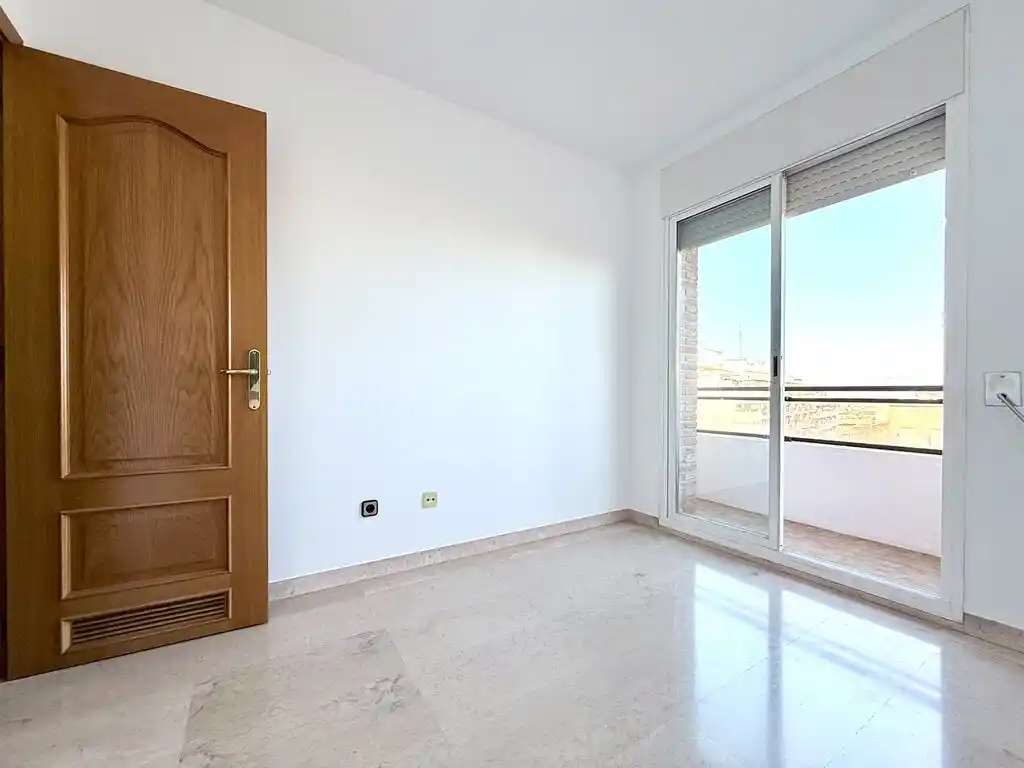 Piso amplio, luminoso y listo para entrar a vivir en Figueres (Avda. Salvador Dalí i Domènech)