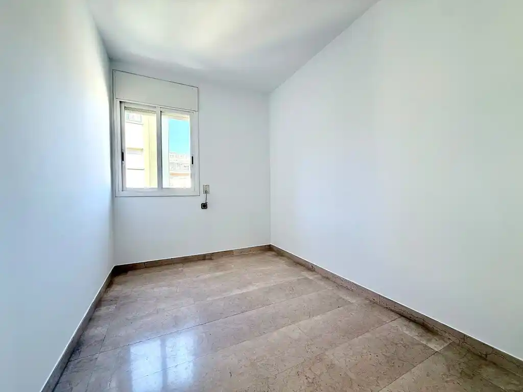 Piso amplio, luminoso y listo para entrar a vivir en Figueres (Avda. Salvador Dalí i Domènech)