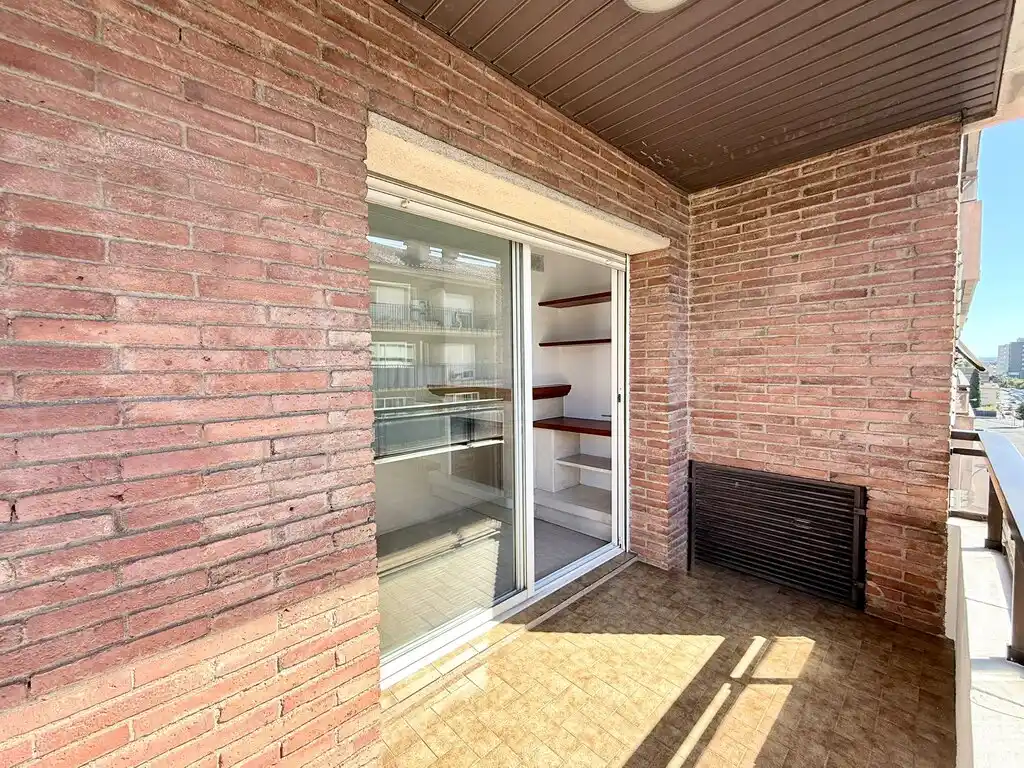 Piso amplio, luminoso y listo para entrar a vivir en Figueres (Avda. Salvador Dalí i Domènech)