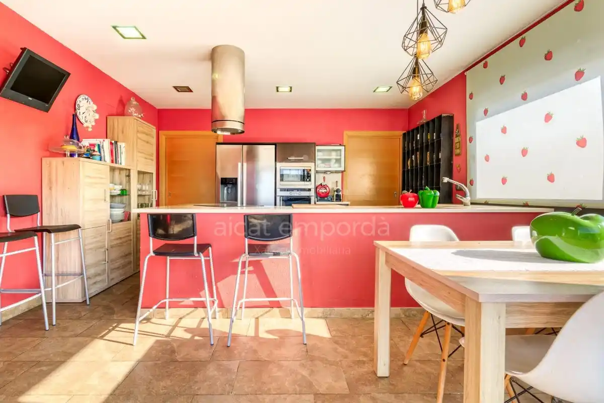 En Santa Llogaia, privacidad, luz natural, espacio al aire libre, 396 m2 útiles y 400 m2 de terreno 100% edificable.