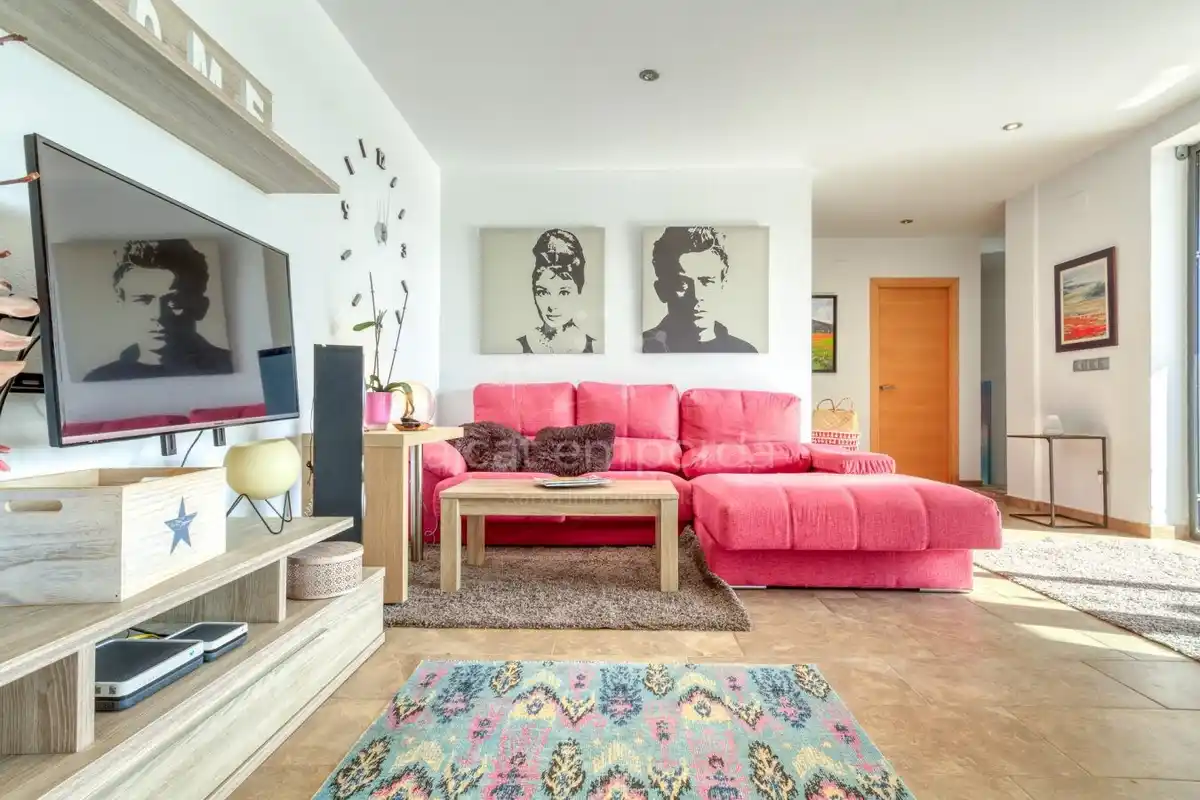 En Santa Llogaia, privacidad, luz natural, espacio al aire libre, 396 m2 útiles y 400 m2 de terreno 100% edificable.