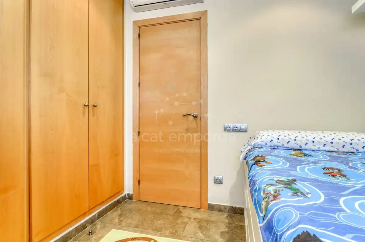 En Santa Llogaia, privacidad, luz natural, espacio al aire libre, 396 m2 útiles y 400 m2 de terreno 100% edificable.