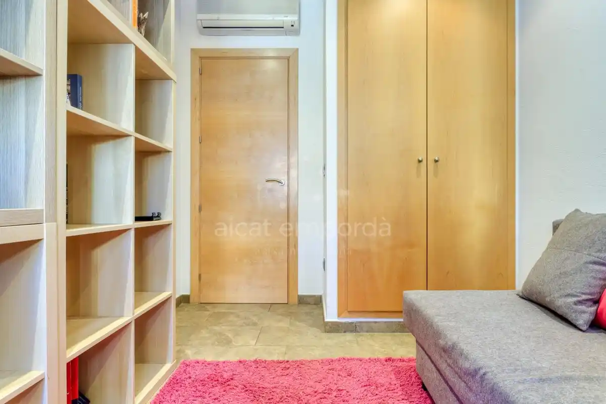 En Santa Llogaia, privacidad, luz natural, espacio al aire libre, 396 m2 útiles y 400 m2 de terreno 100% edificable.