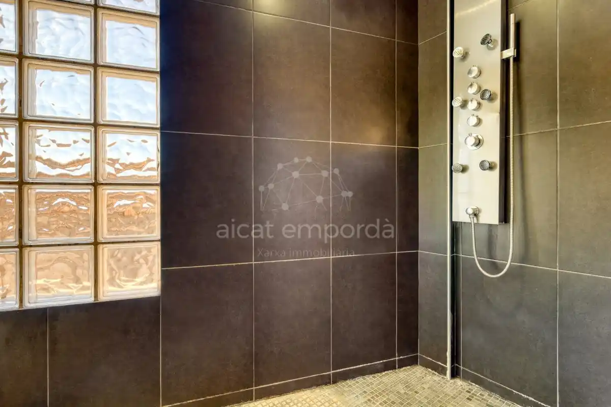 En Santa Llogaia, privacidad, luz natural, espacio al aire libre, 396 m2 útiles y 400 m2 de terreno 100% edificable.