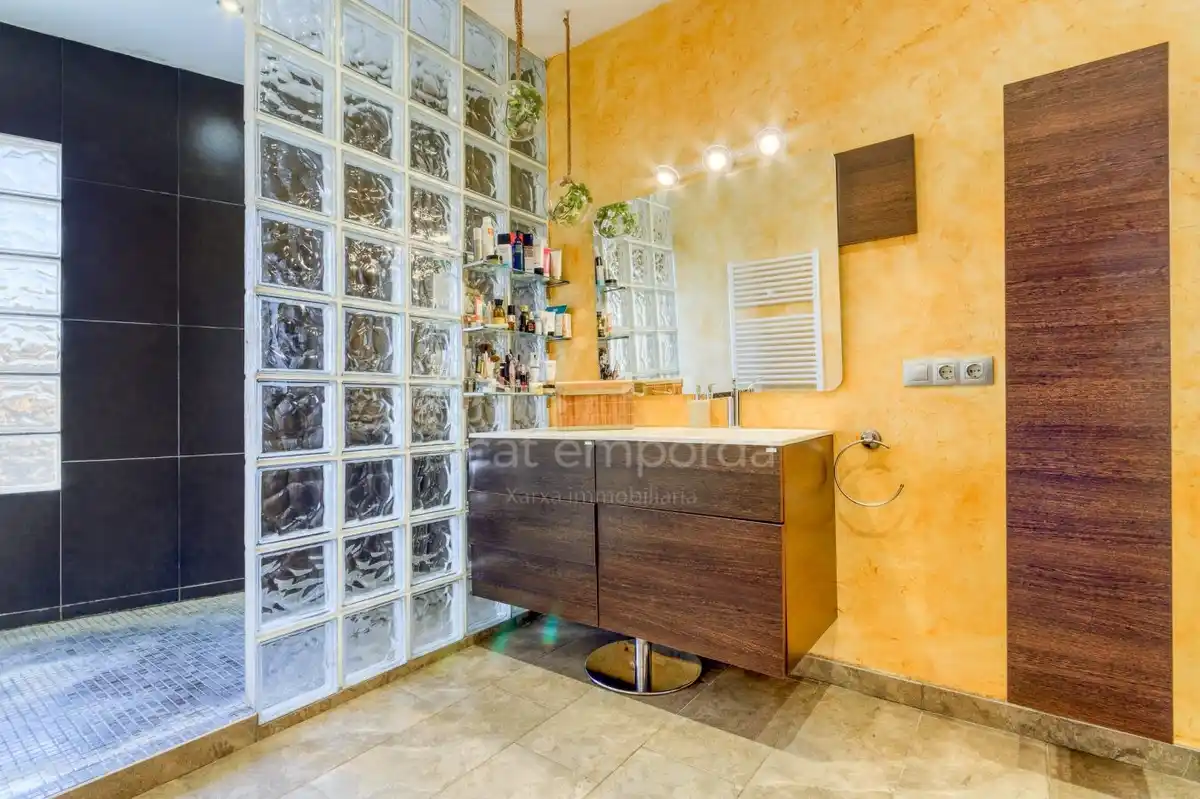 En Santa Llogaia, privacidad, luz natural, espacio al aire libre, 396 m2 útiles y 400 m2 de terreno 100% edificable.