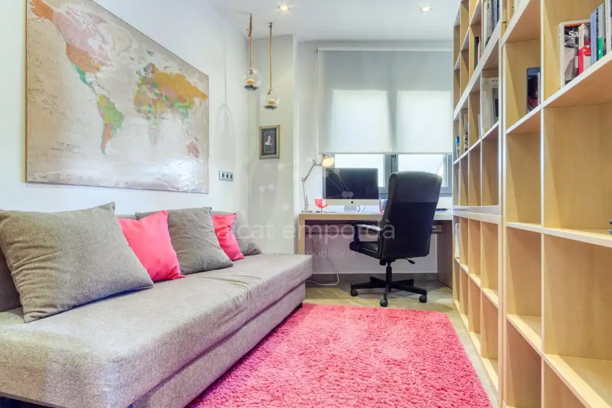 En Santa Llogaia, privacidad, luz natural, espacio al aire libre, 396 m2 útiles y 400 m2 de terreno 100% edificable.