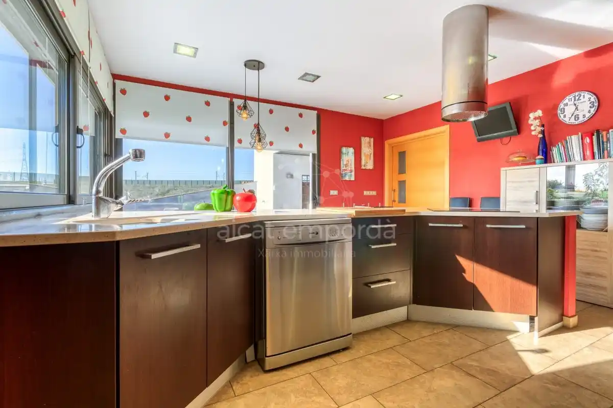 En Santa Llogaia, privacidad, luz natural, espacio al aire libre, 396 m2 útiles y 400 m2 de terreno 100% edificable.