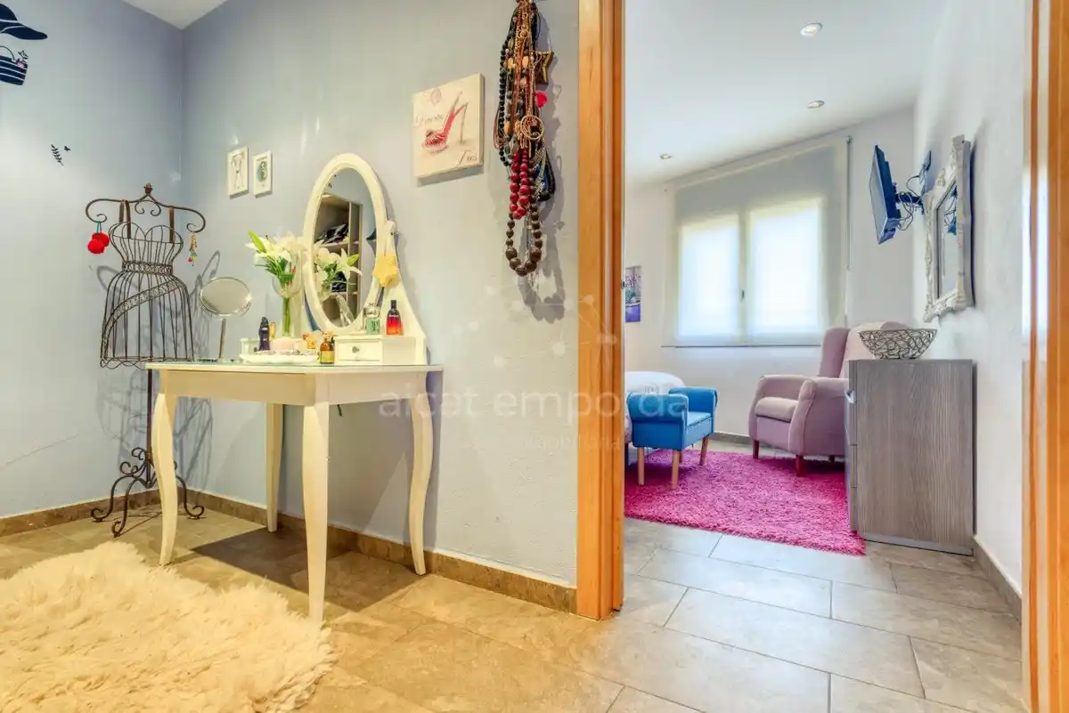 En Santa Llogaia, privacidad, luz natural, espacio al aire libre, 396 m2 útiles y 400 m2 de terreno 100% edificable.