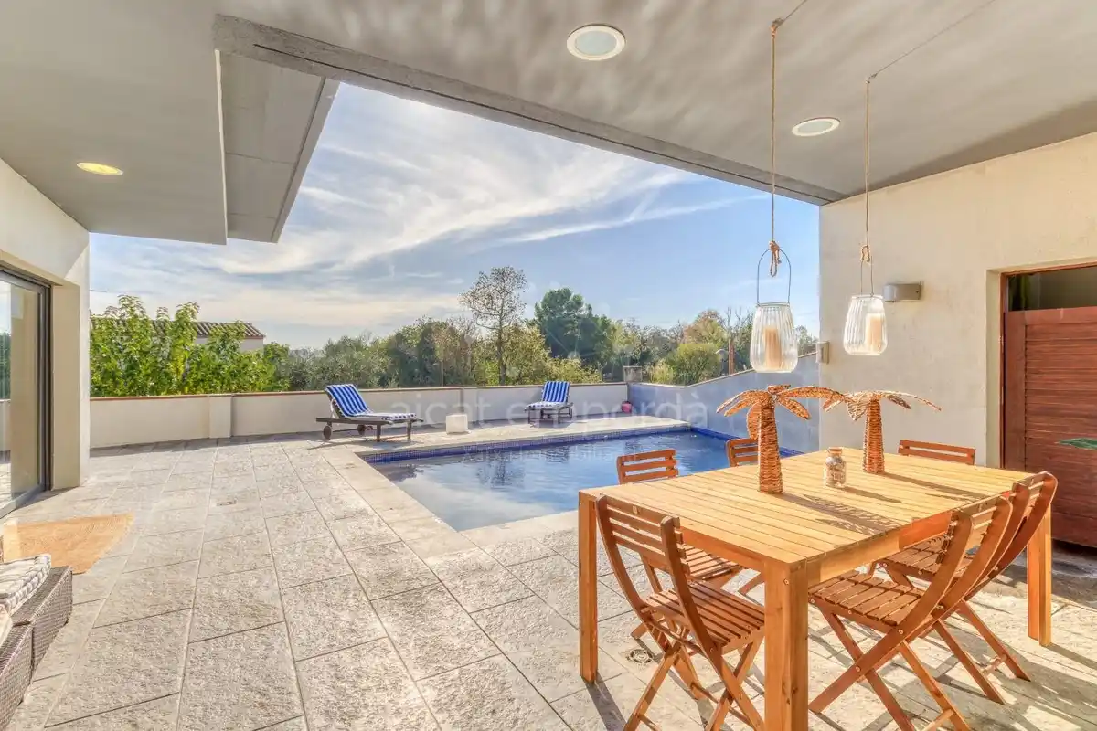 En Santa Llogaia, privacidad, luz natural, espacio al aire libre, 396 m2 útiles y 400 m2 de terreno 100% edificable.